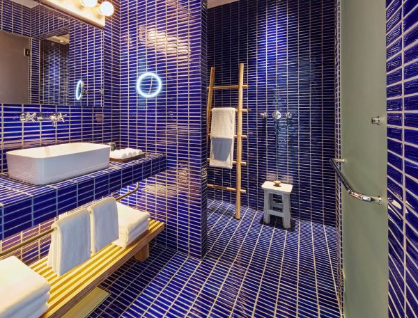 Bay Room Bathroom Interior